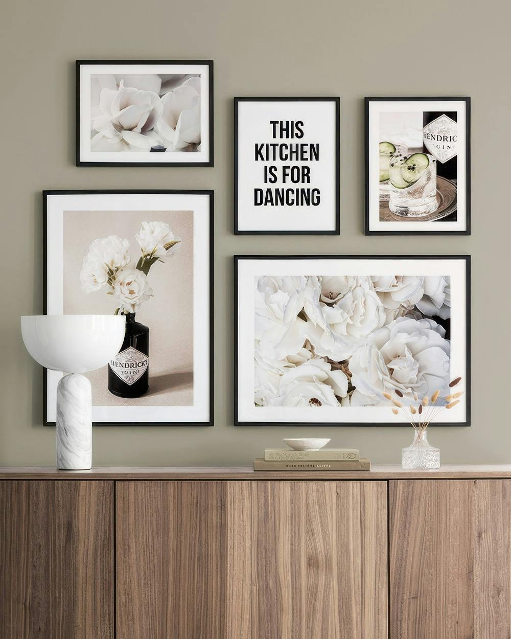 Mural de cuadros con fotos de rosas blancas, una botella de ginebra con flores, un cóctel y un texto THIS KITCHEN IS FOR DANCING