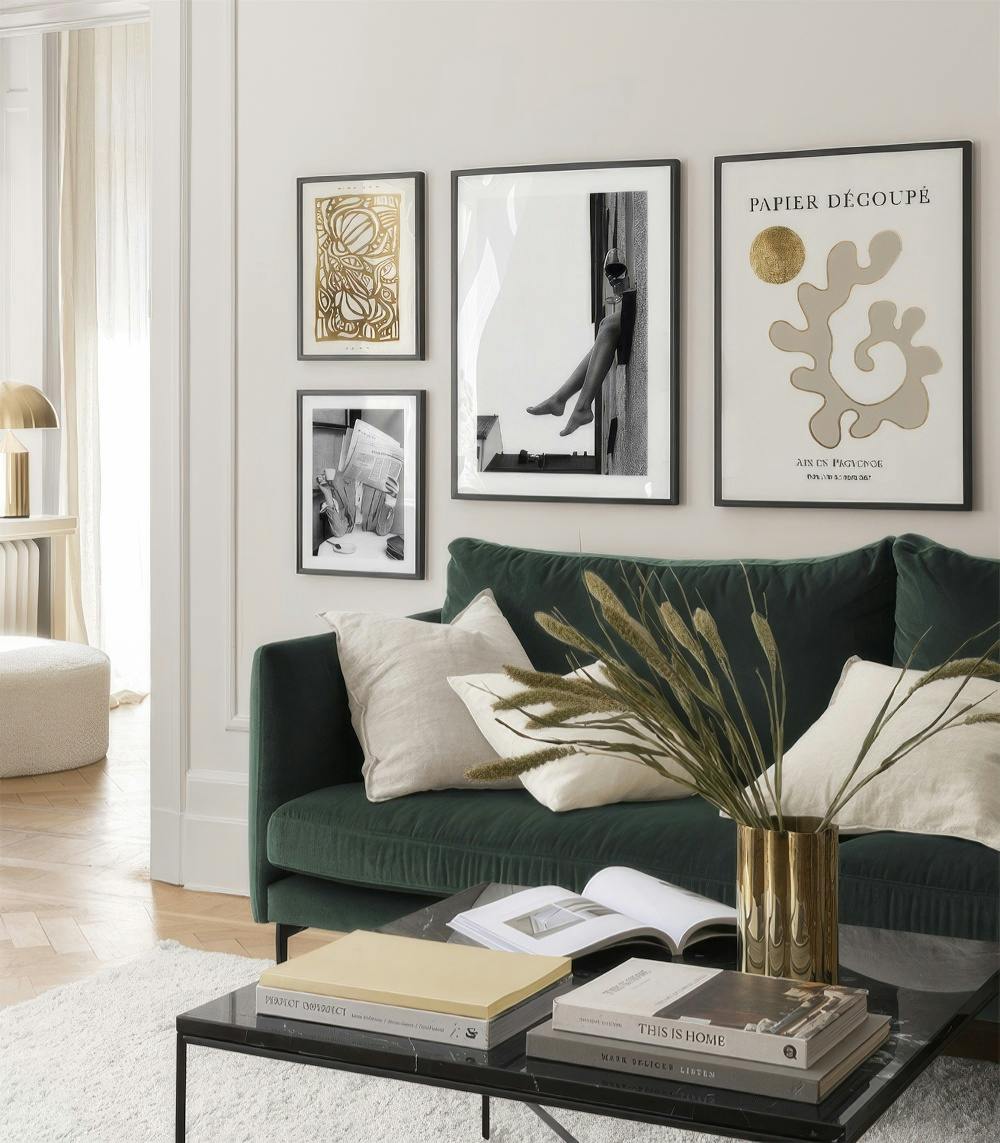 En tavelvägg med guldiga, svarta och vita konstverk. Inkluderar abstrakt guldkonst, svartvita fotografier och en affisch med tex