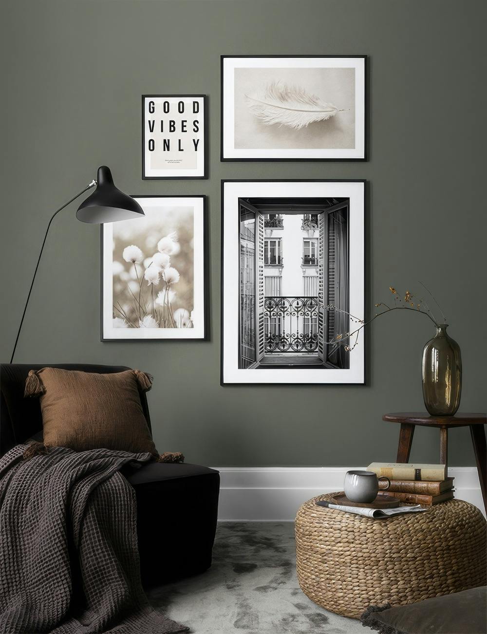 En tavelvägg med fyra posters: texten GOOD VIBES ONLY, en fjäder, bomullsblommor och en balkongutsikt.