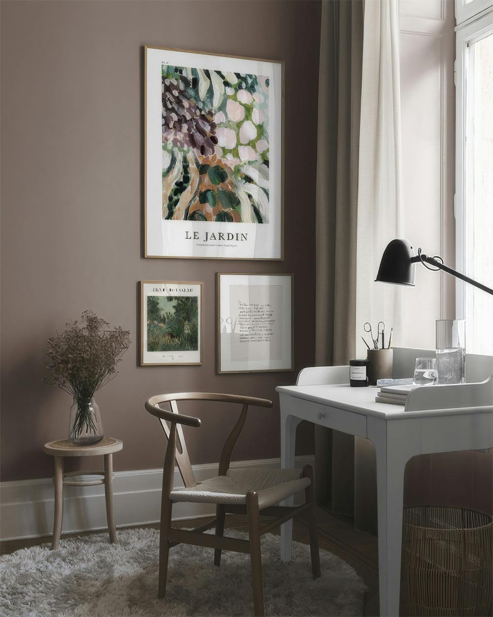 Una galleria a parete con tre stampe darte: la più grande ha forme astratte verdi, rosa e marroni; le altre due sono più piccole
