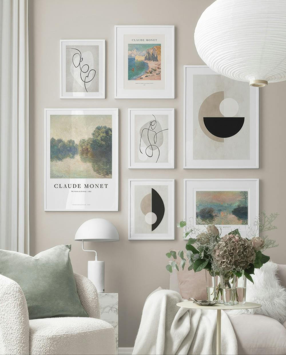 En billedvæg med syv plakater: Monet-malerier af kyst og flod, abstrakte line-art ansigter og geometriske former.