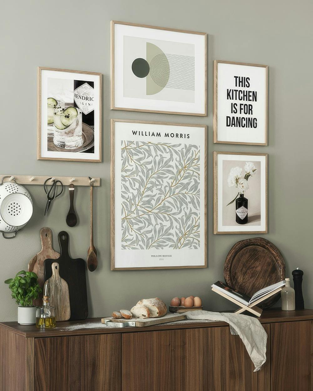 Décoration murale de cuisine avec cinq affiches, dont une de gin, une autre de William Morris et une avec linscription This Kitc