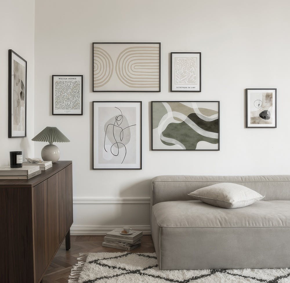 Mural de cuadros con arte abstracto y orgánico en tonos neutros y verdes, ambientado en un salón moderno.