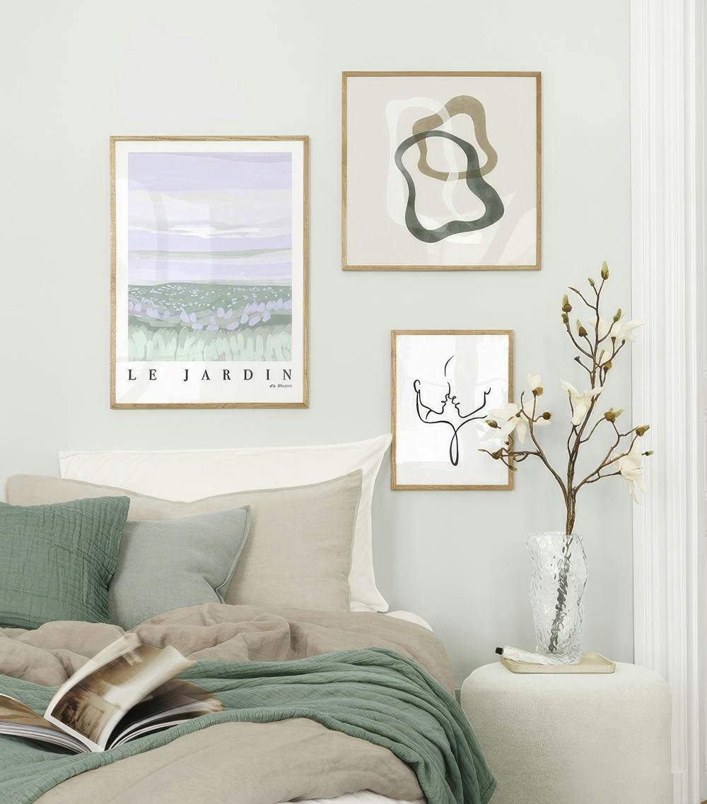 Décoration murale avec trois cadres : une affiche Le Jardin bord de mer, une composition abstraite et un dessin au trait de deux