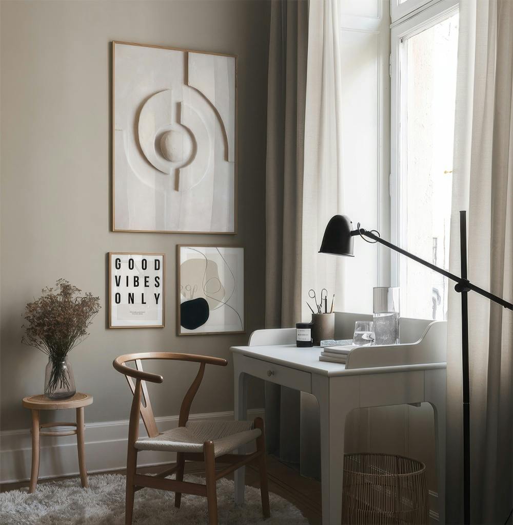 Décoration murale avec trois œuvres : une abstraite grise en relief, une avec GOOD VIBES ONLY, et une autre abstraite aux formes