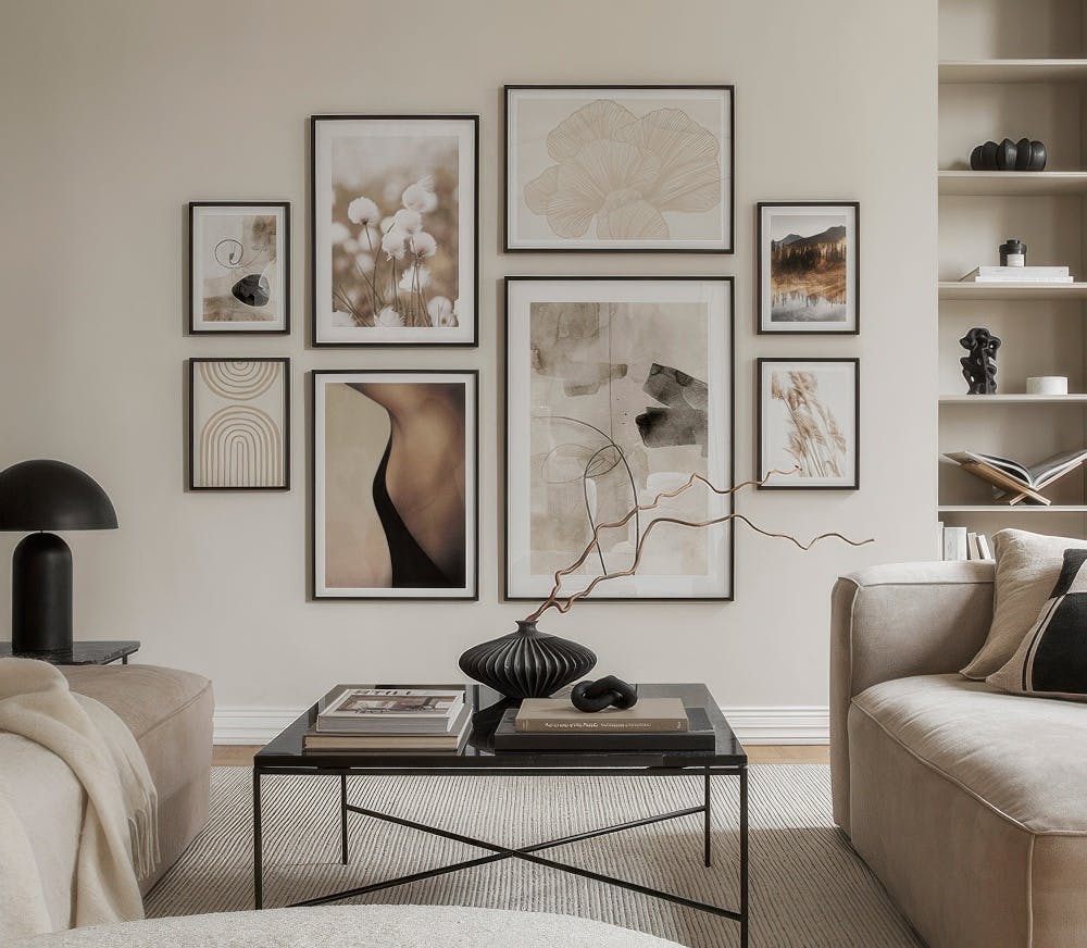 Een galeriewand met negen prints in neutrale tinten, waaronder afbeeldingen van bloemen, landschappen en abstracte vormen, in ee