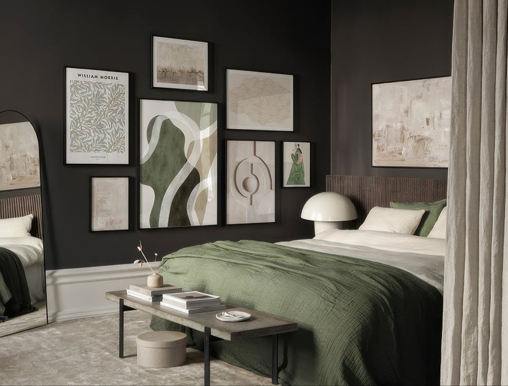 Bilderwand in einem Schlafzimmer mit William Morris Blattmuster, abstrakten Formen in Grün- und Beigetönen und weiteren abstrakt