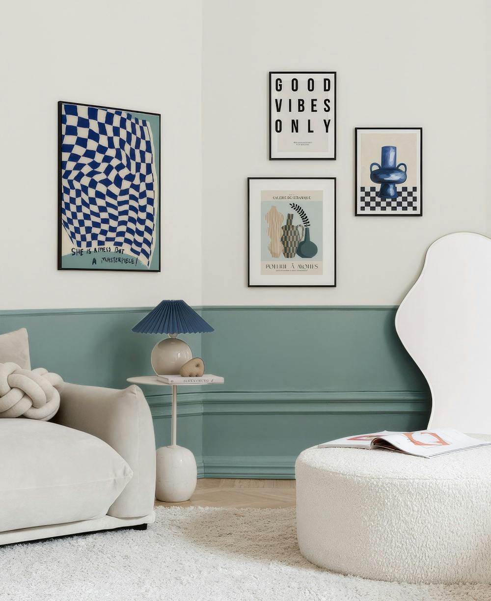 Μία gallery wall σε δωμάτιο με γαλάζια και λευκά τοιχώματα, με αφίσες: καρό σχέδιο, βάζα και το κείμενο GOOD VIBES ONLY.
