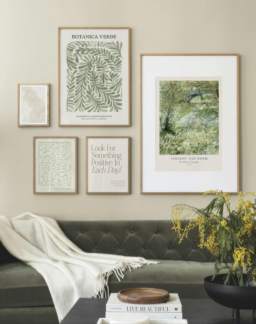 Décoration murale composée de cinq affiches, dont une botanique verte, une de Van Gogh, et des motifs abstraits et typographique