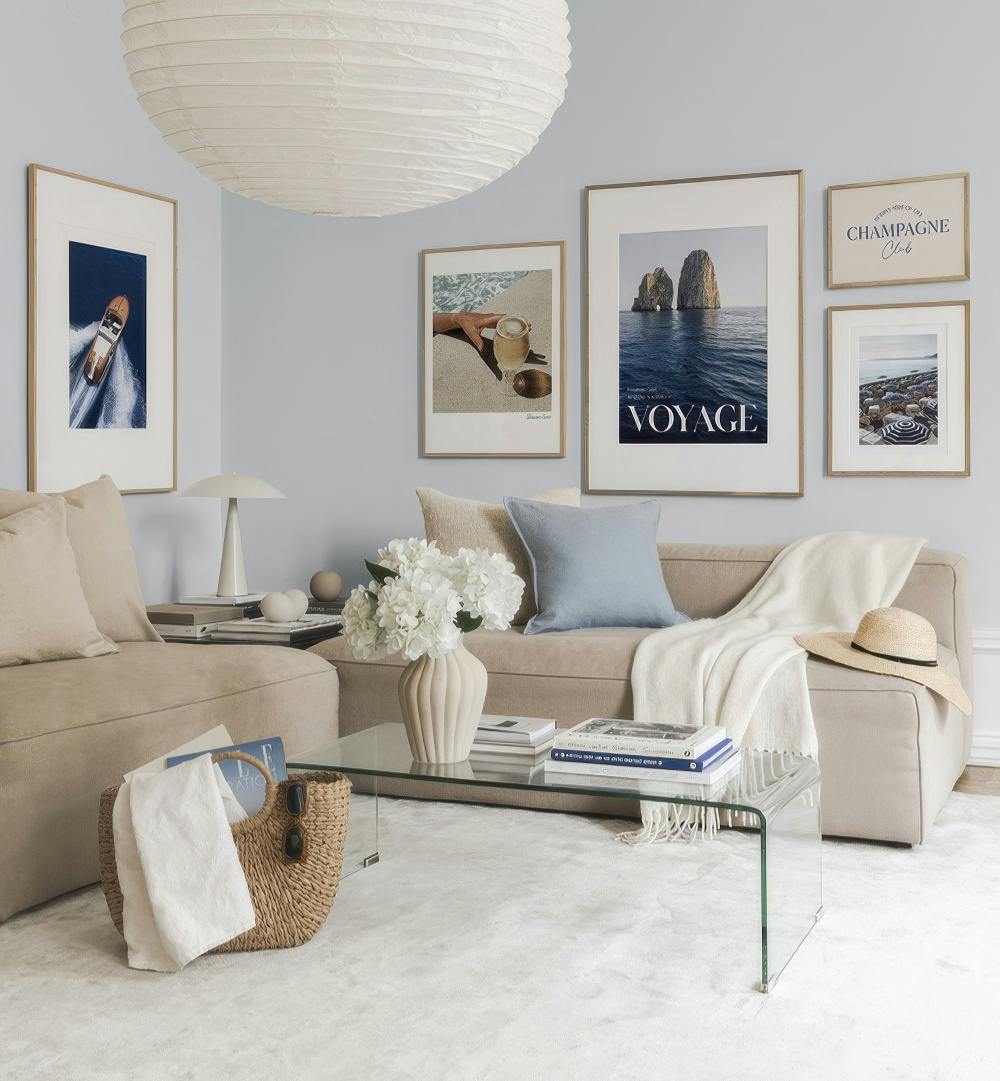 Un mural de cuadros con temática de verano en la costa, presenta imágenes de un barco, un acantilado, una playa, una bebida y te