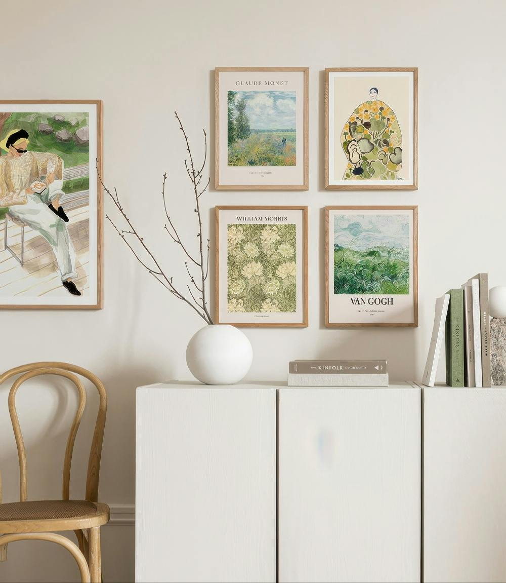Een galeriewand met diverse kunstwerken, waaronder een lezende vrouw, een Monet landschap, een William Morris patroon en een Van