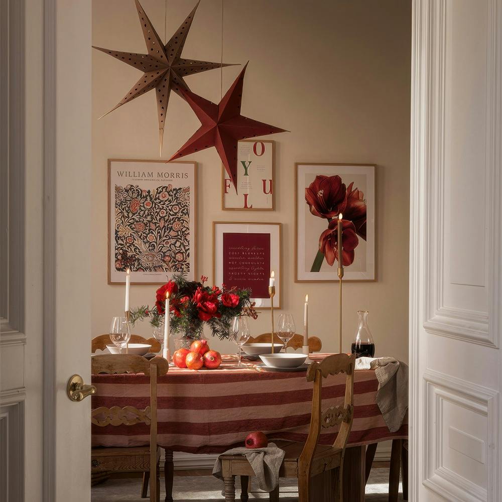 Traditional reds gallery wall (ONE SIZE)