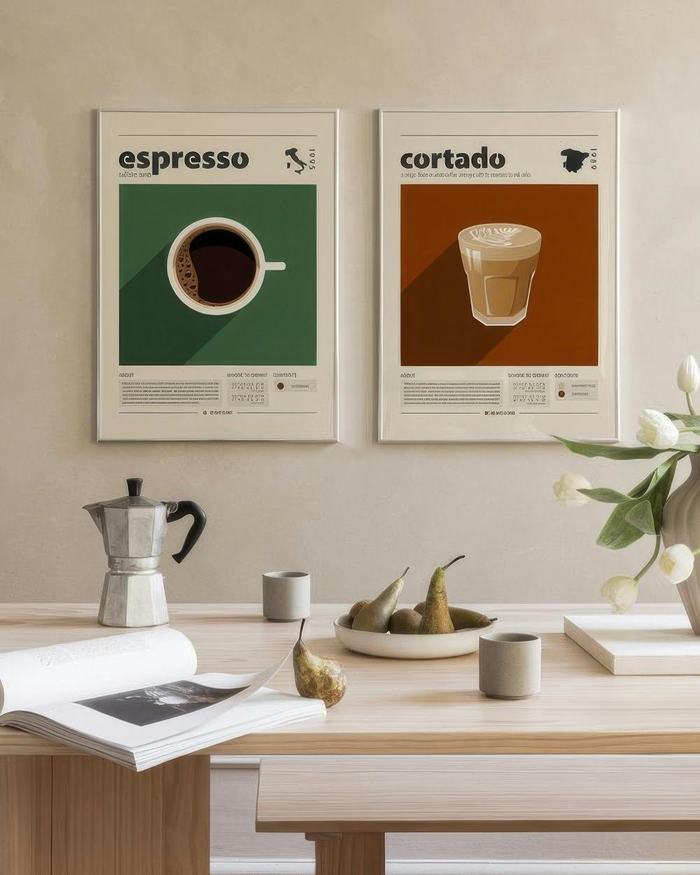 En tavelvägg med två kaffeposters: espresso i grön nyans och cortado i brun nyans.