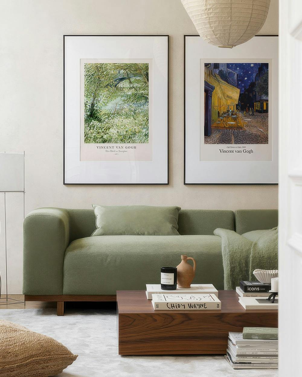 Galleria a parete di Van Gogh con Caffè di notte e Sentiero nellerba, colori vivaci, pennellate intense.