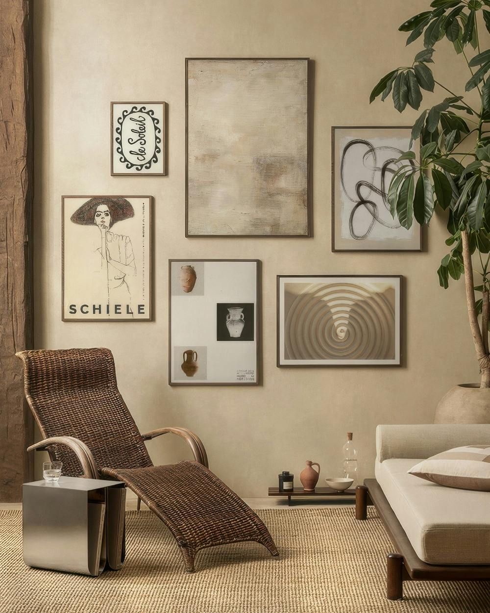 Een galeriewand met diverse kunstwerken, waaronder een abstract schilderij, een Schiele-poster en een spiraalvormige print, in e