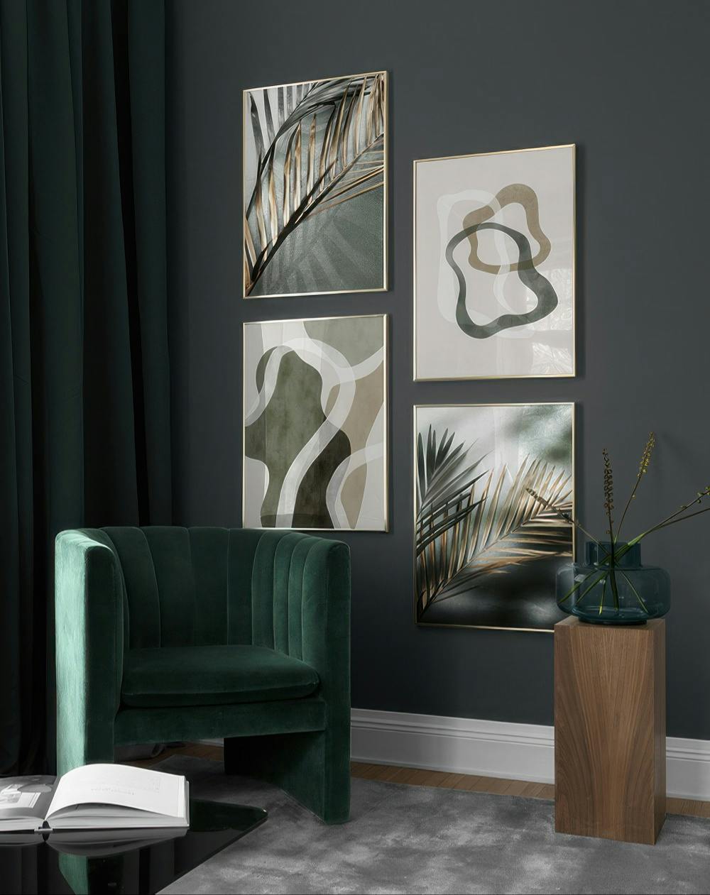 En tavelvägg med fyra motiv, två med palmblad i gröna toner och två med abstrakta former i beige och grönt.