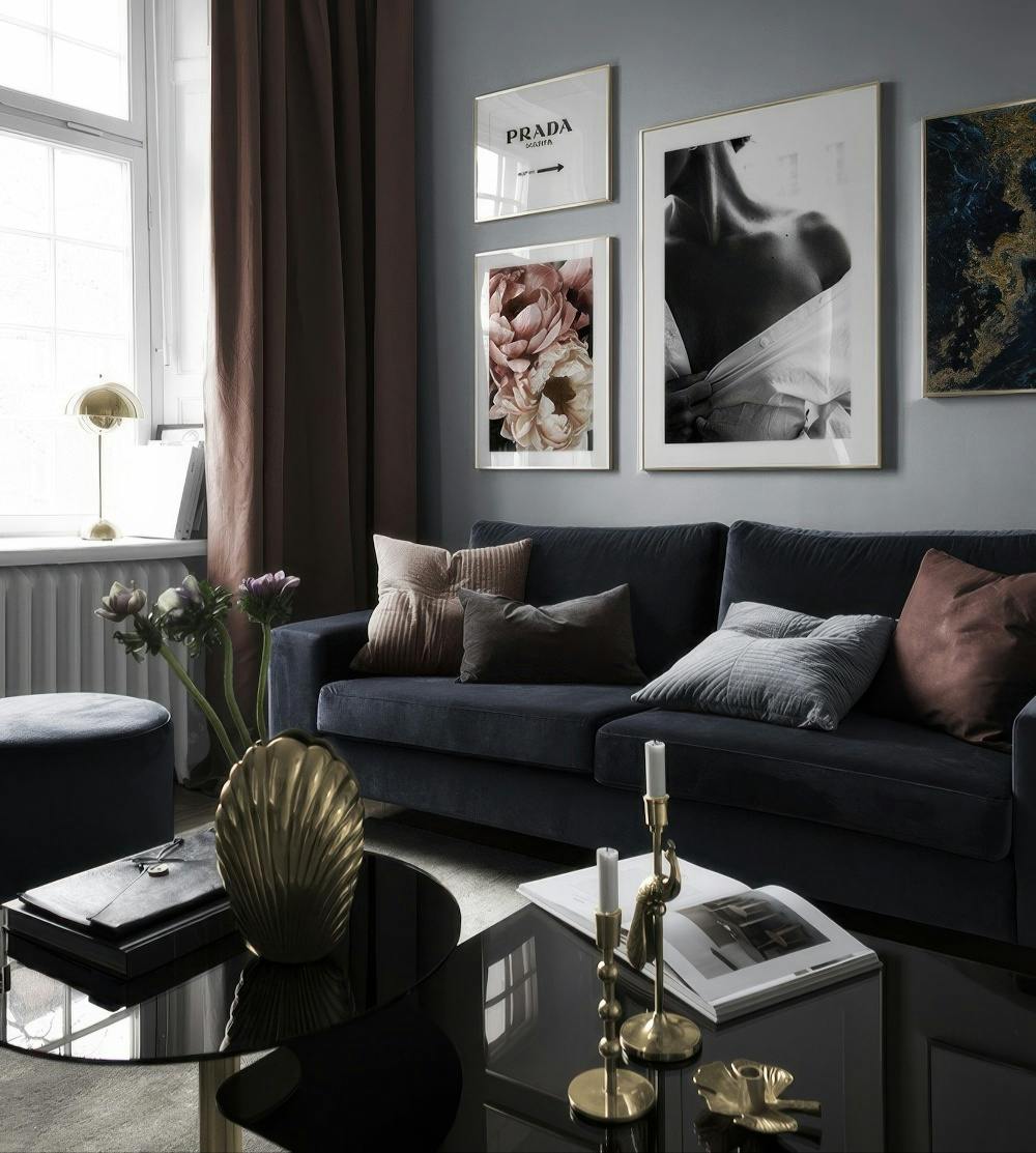 En tavelvägg med en svartvit bild av en kvinnas axlar, en rosa pion, en Prada-affisch och ett abstrakt mönster i blått och guld.