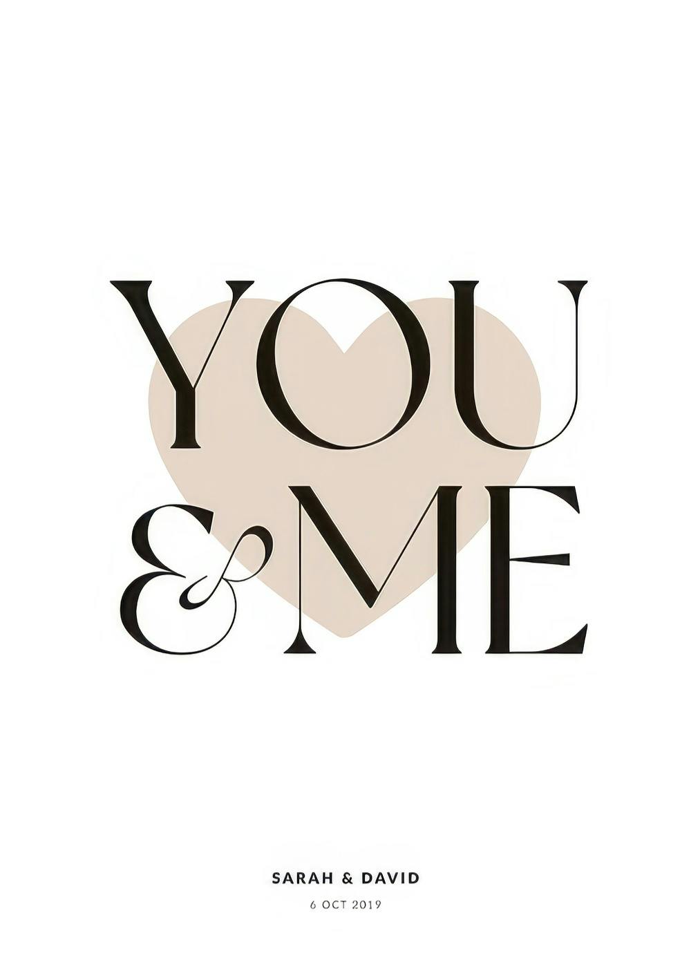 Affiche You & Me avec typographie noire sur cœur beige et fond blanc, personnalisable avec noms