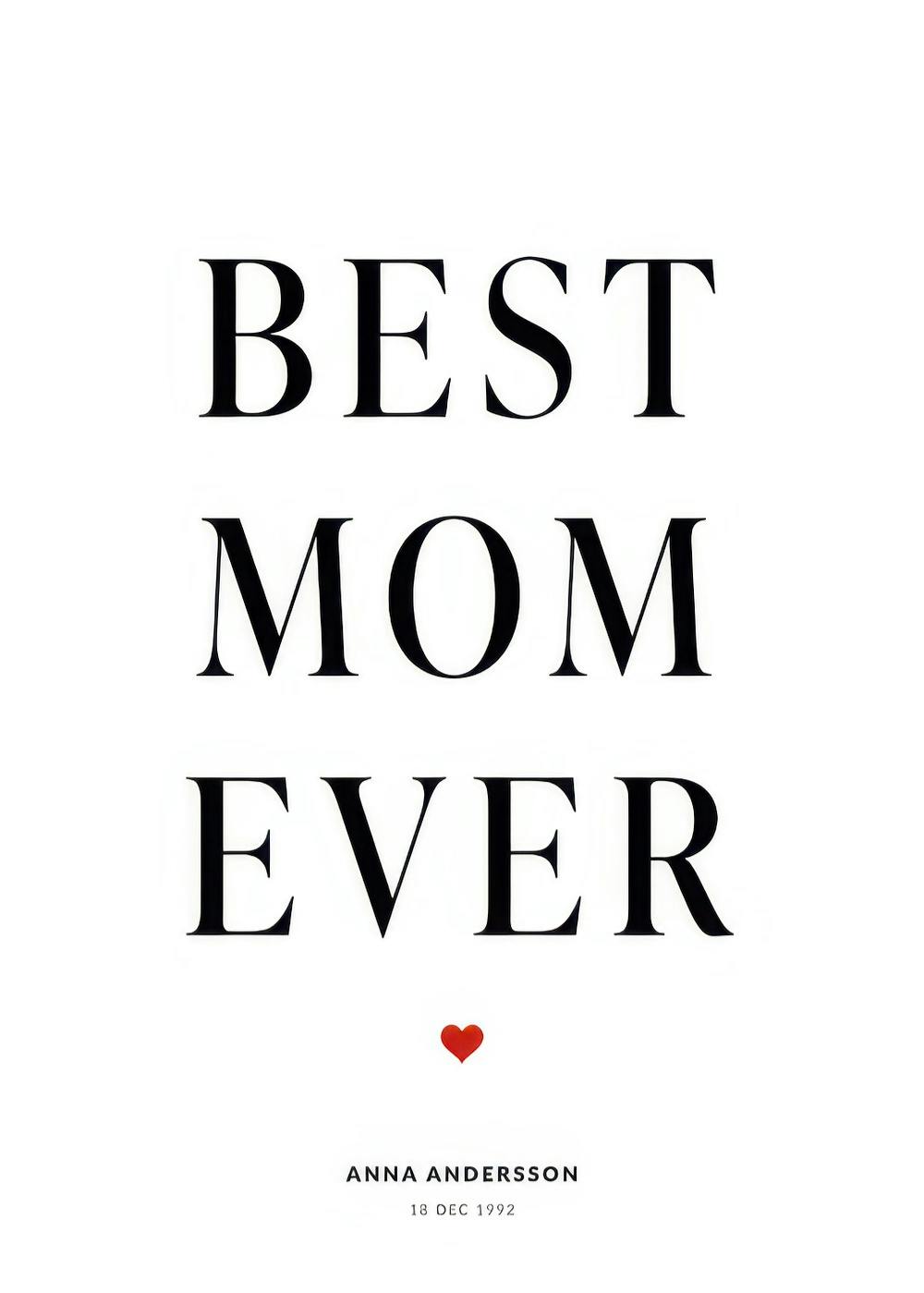 Personalisiertes Poster BEST MOM EVER mit rotem Herz und Namen, weißer Hintergrund, schwarze Schrift.