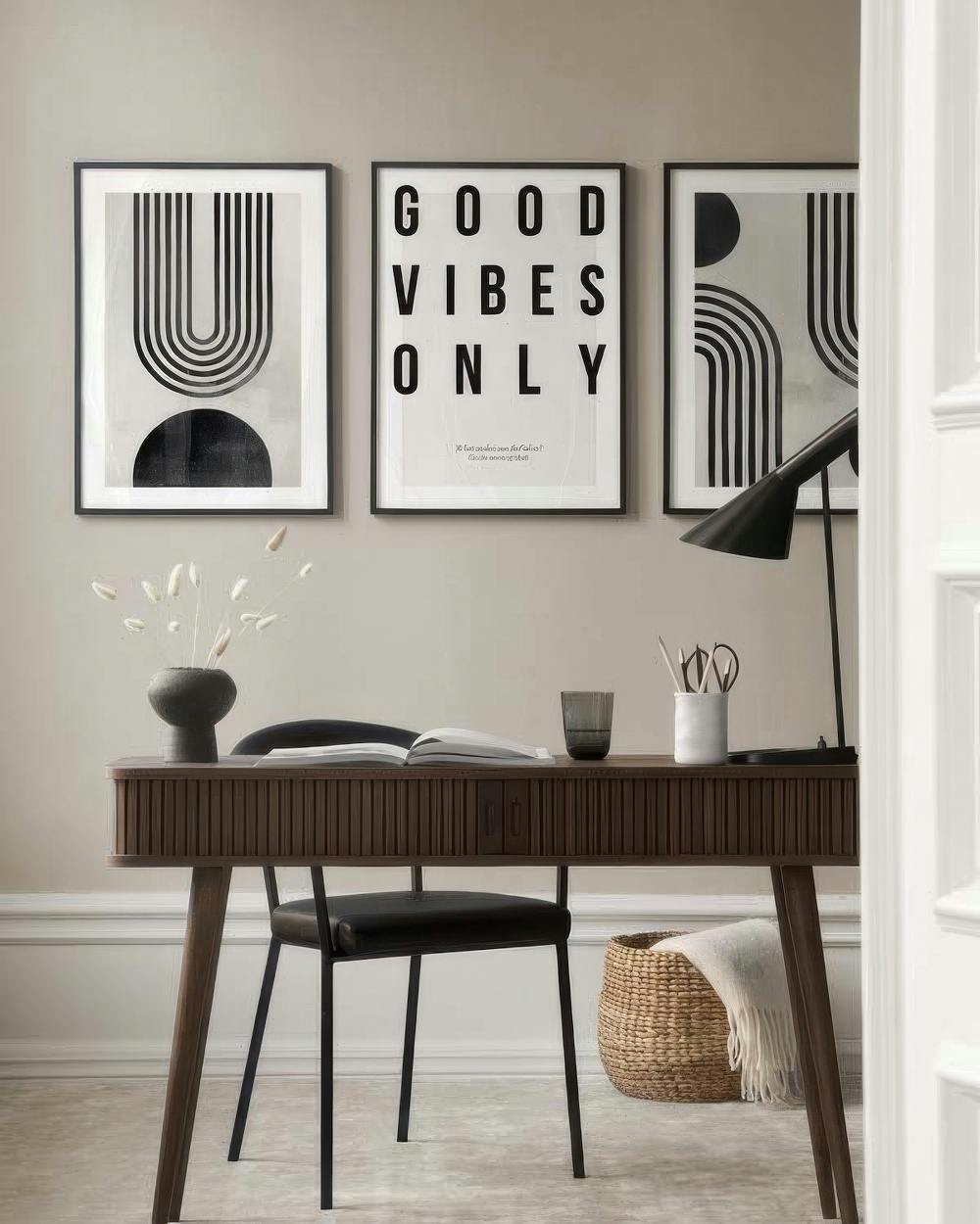Trio de posters de arte moderna com formas geométricas e uma frase inspiradora em tons de bege e preto