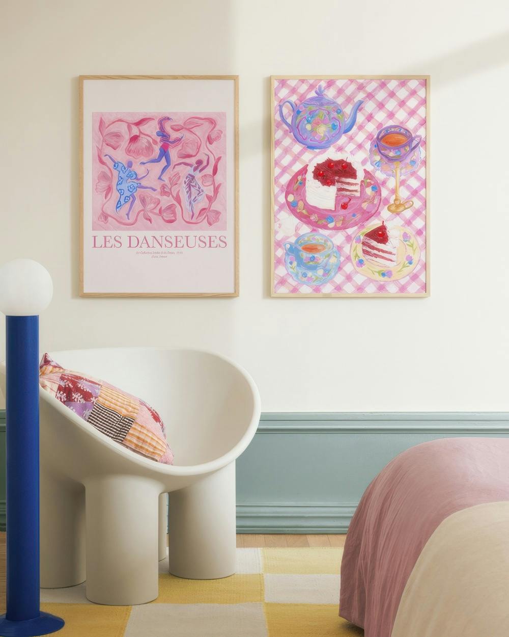 Lot de posters. Un poster Les Danseuses et un autre illustrant un goûter gourmand sur fond rose à carreaux.