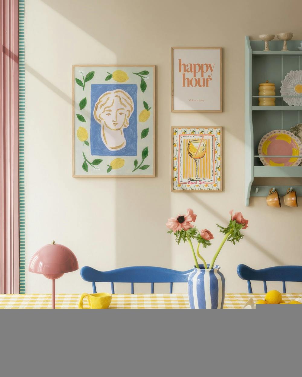 Un lot de posters colorés pour cuisine: tête antique et citrons, cocktail et happy hour, au-dessus dune table vichy.