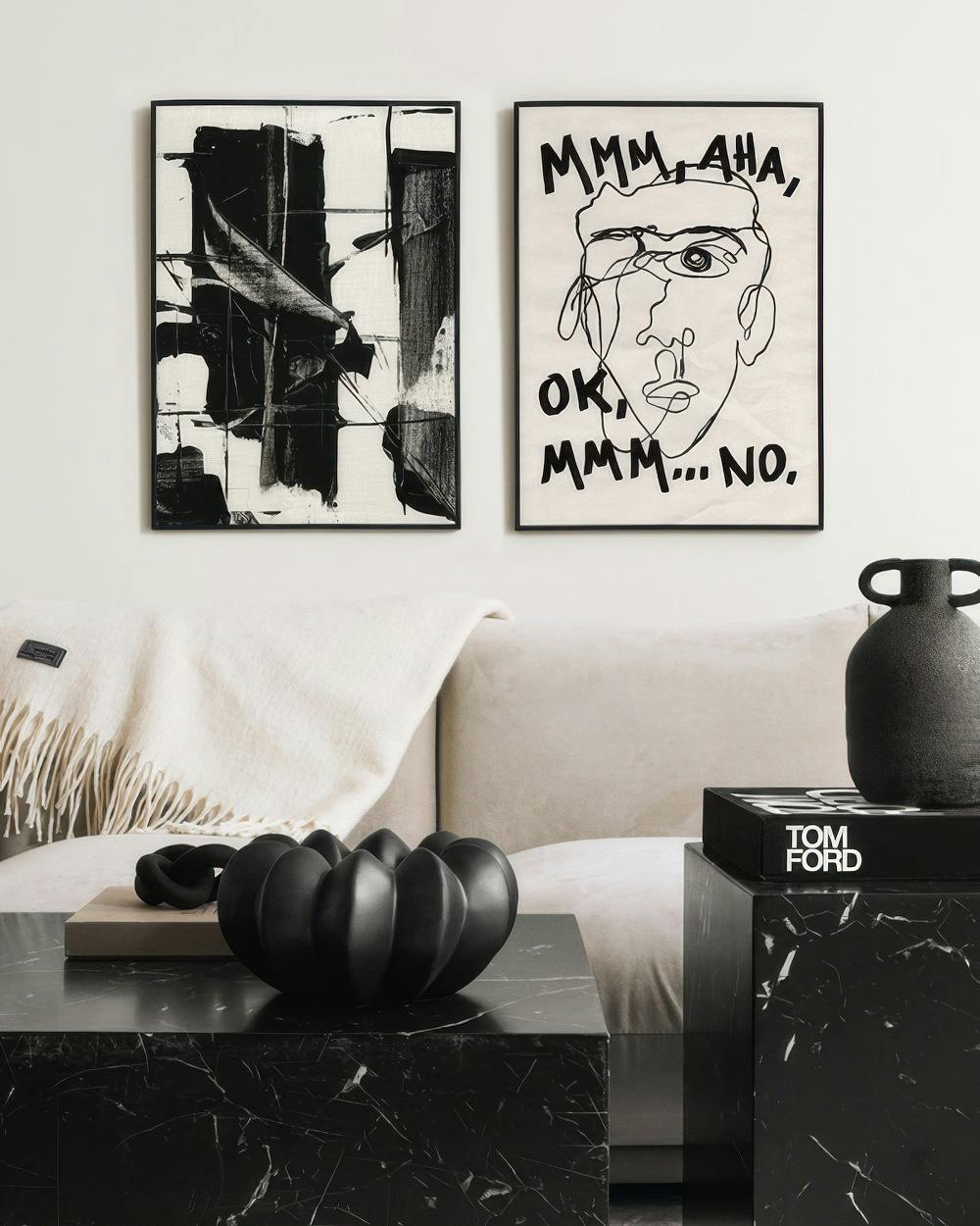 Lot de posters noir et blanc: une impression abstraite et un portrait dhomme au trait continu avec texte.