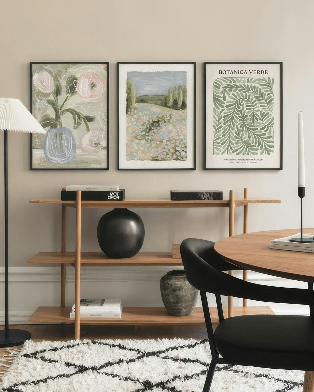 Τρία πακετο με poster με αφηρημένα σχέδια: ροζ λουλούδια σε βάζο, ένα λιβάδι με κυπαρίσσια και πράσινα φύλλα.