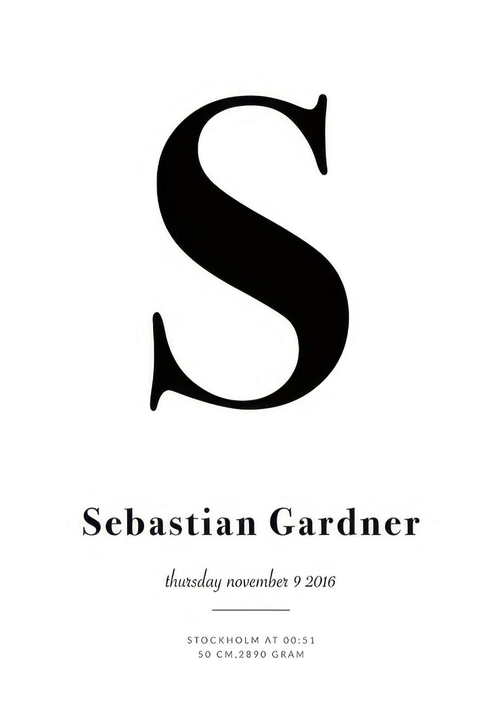 Minimalistický plakát se jménem Sebastian Gardner, datem narození, časem, délkou a váhou, s velkým černým písmenem S