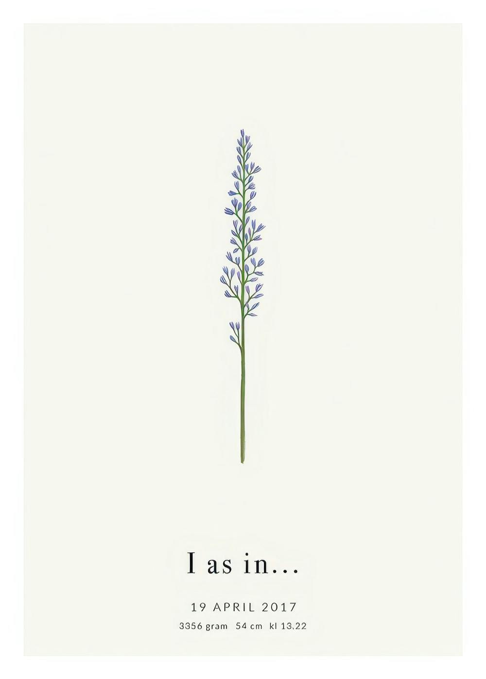 Paarse bloem in de vorm van letter I op beige achtergrond met personalisatie tekst. Botanische letter poster.