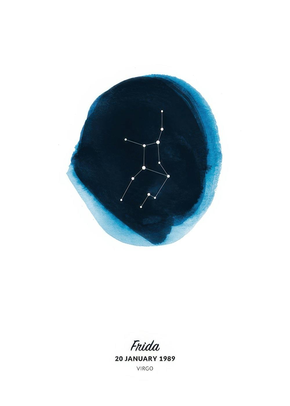 Personalisiertes Poster mit Sternbild über dunkelblauem Aquarellfleck, hängend über einem grauen Sideboard mit Vasen und Büchern
