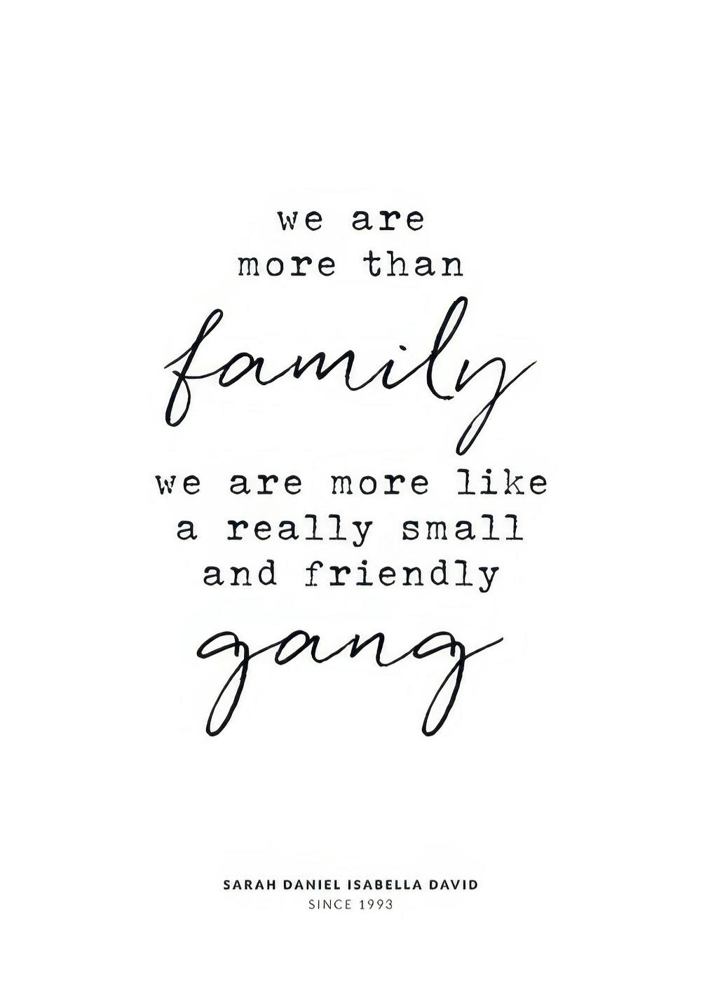 Sort-hvid plakat med tekstcitat om familie, Friendly Gang design, personlig tilpasning