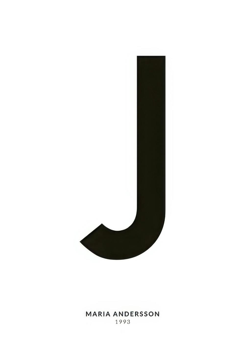 Minimalistyczny plakat typograficzny z dużą czarną literą J na białym tle, z małym spersonalizowanym tekstem