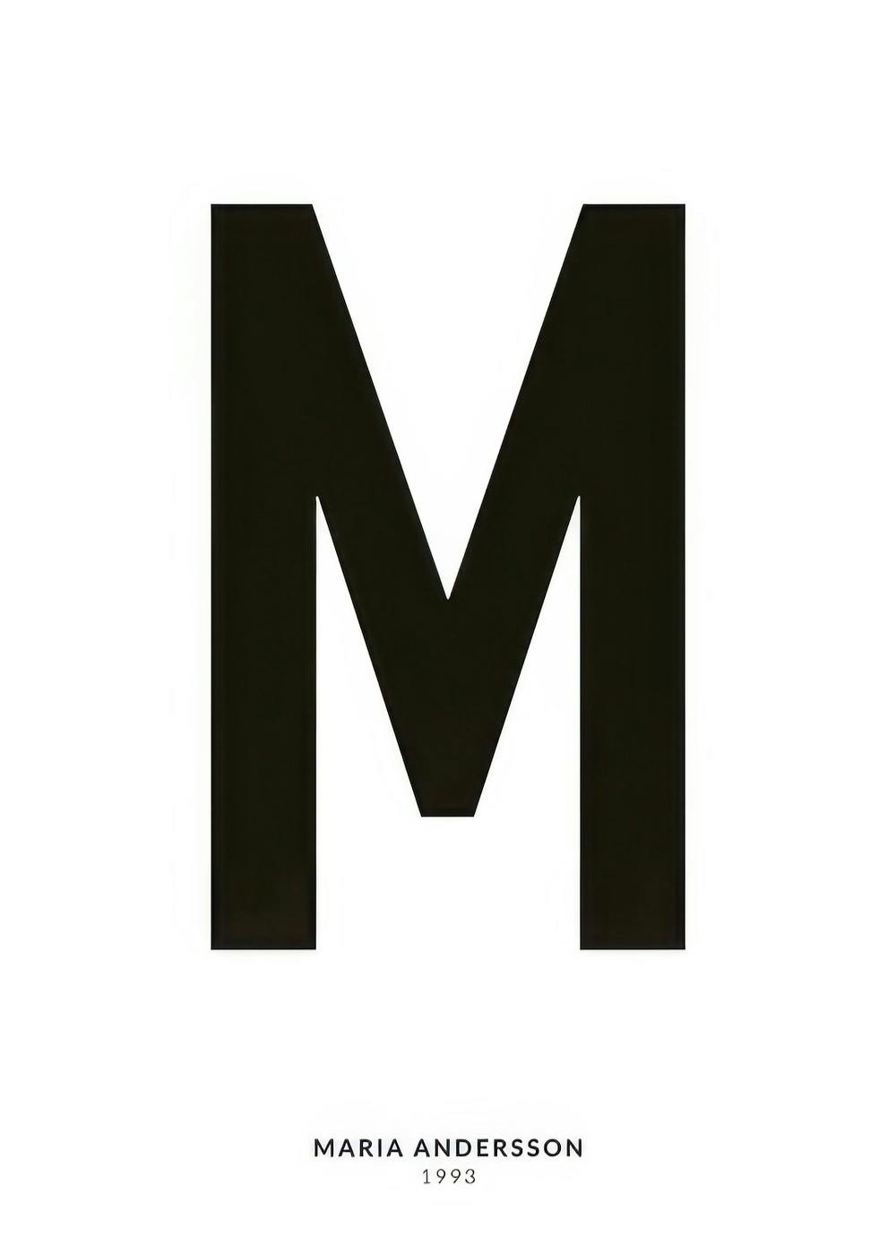Póster minimalista com a letra M grande em preto e texto personalizado menor em branco.
