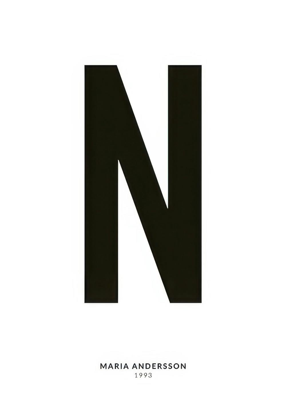 Minimalistisches Typografieposter mit großem, schwarzem Buchstaben N und personalisiertem Text, auf weißem Hintergrund