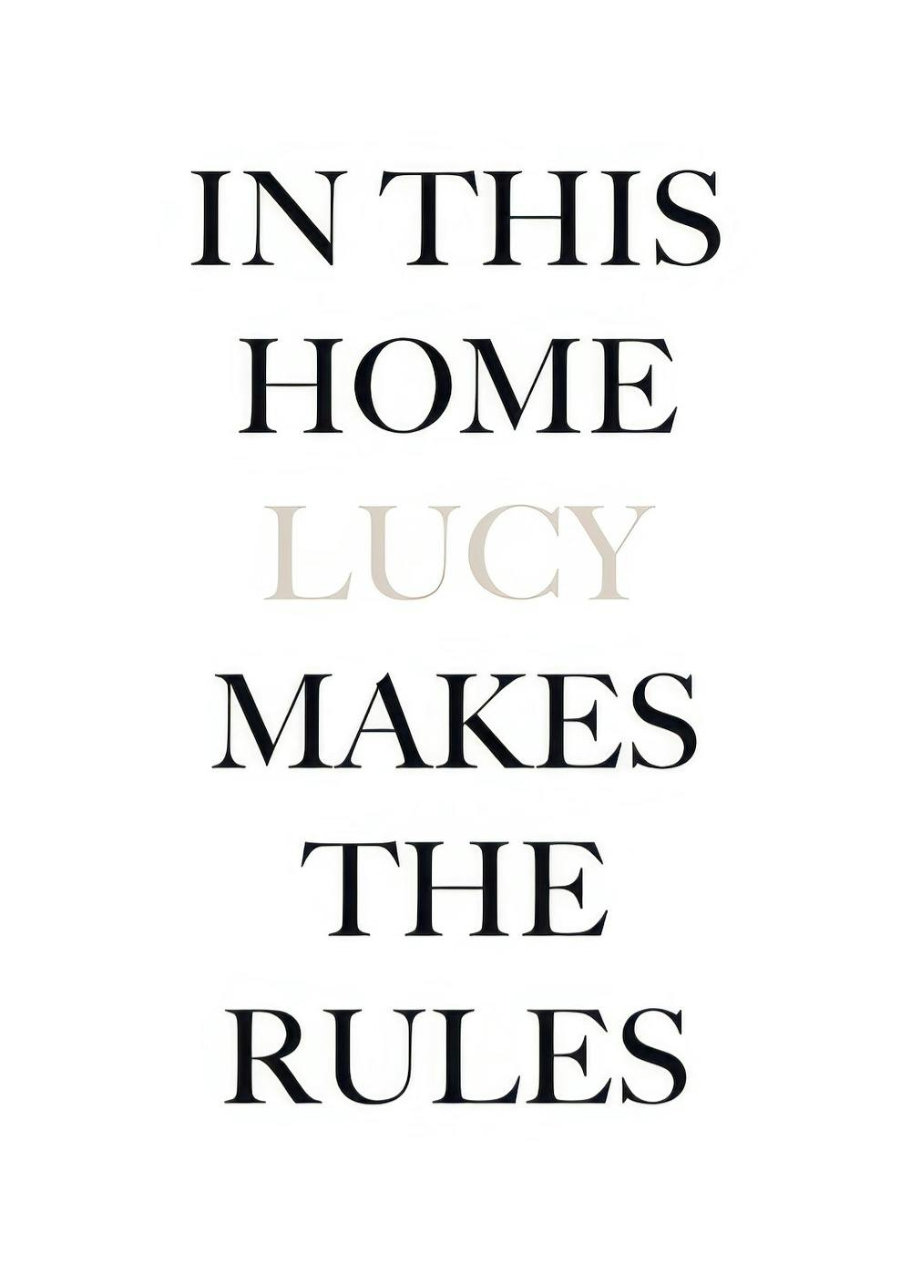 Poster personalizzato con la scritta IN THIS HOME LUCY MAKES THE RULES, testo nero e nome personalizzabile beige su sfondo bianc