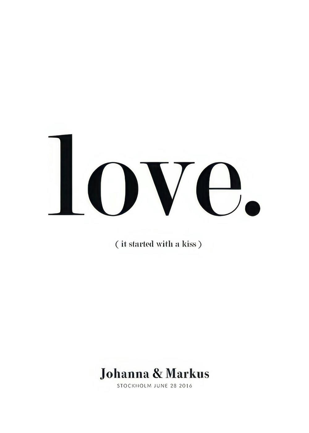 Plakát s nápisem love. a (it started with a kiss) v černém textu na bílém pozadí, personalizovaný jmény a datem.