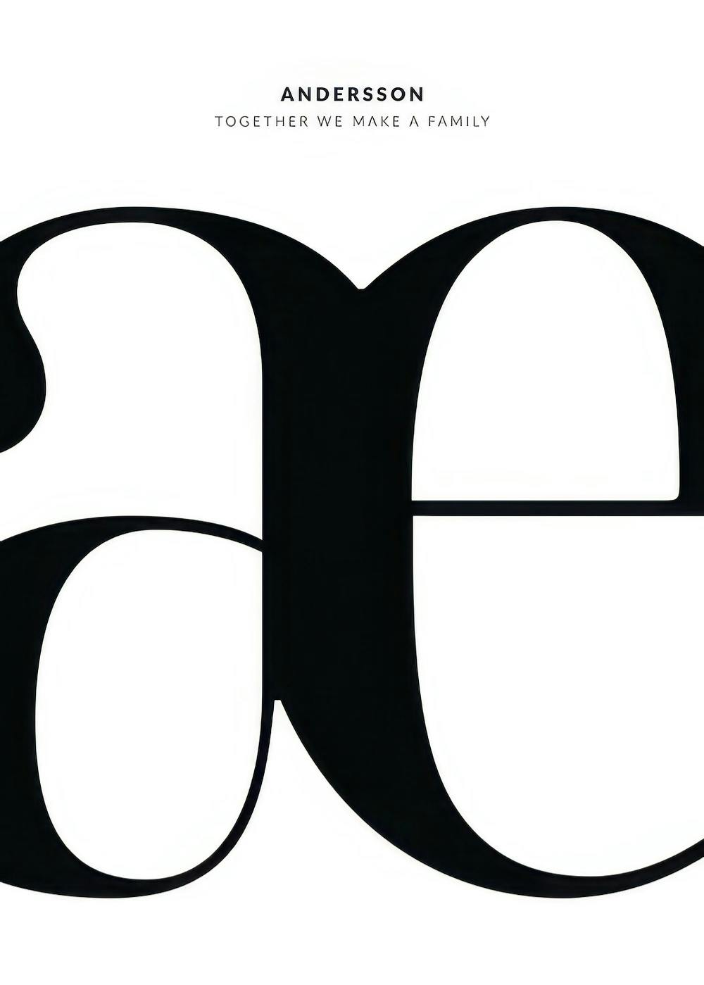Mustavalkoinen juliste, jossa on Andersson-sukunimi ja sitaatti Together We Make a Family ja suuri, lihavoitu ae-kirjain. Henkil
