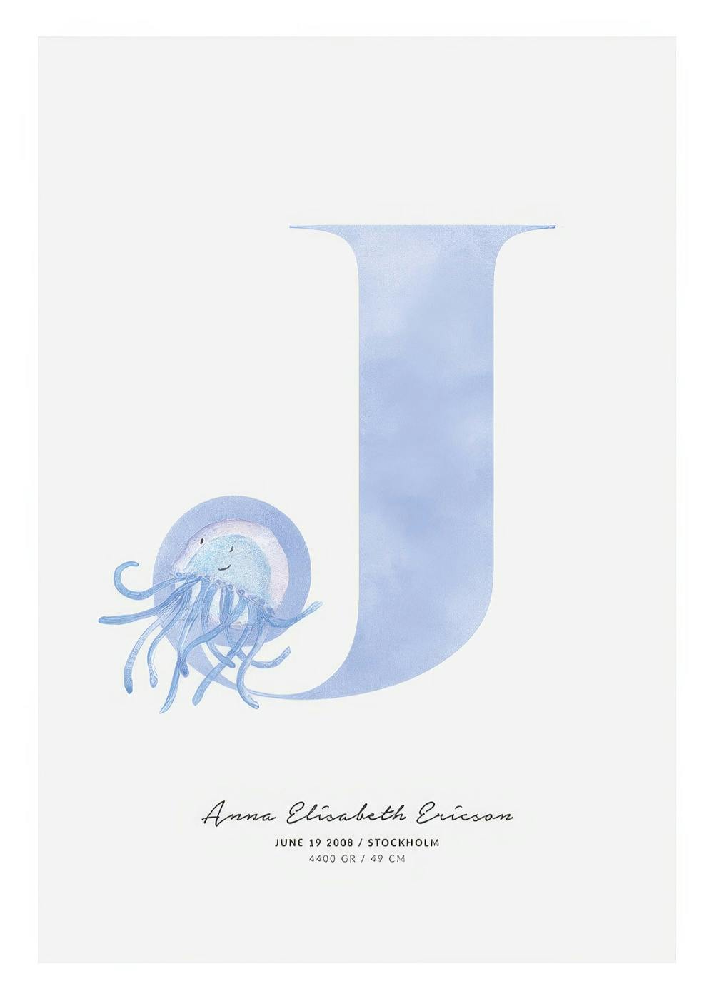 Póster infantil personalizado con la letra J en tonos pastel y una medusa azul claro, ideal para decorar habitaciones de bebé.