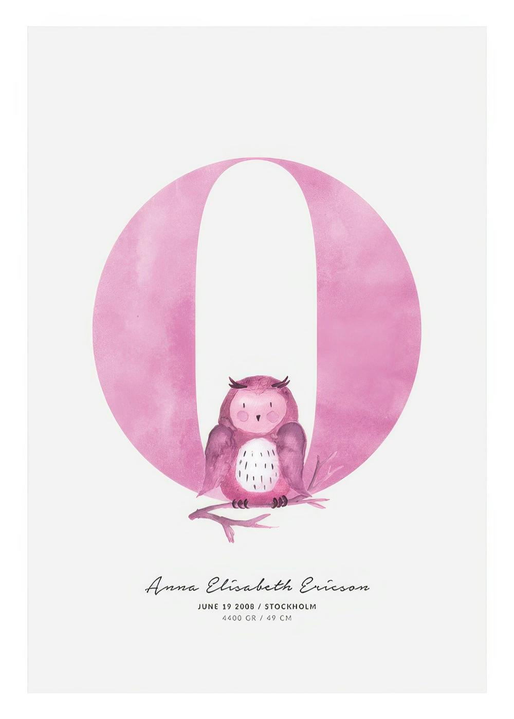 Póster personalizado infantil com letra O rosa pastel e coruja a condizer, ideal para quarto de bebé.