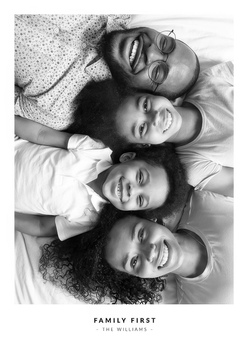 Póster personalizado con foto familiar en blanco y negro, padre, madre y dos hijos sonriendo