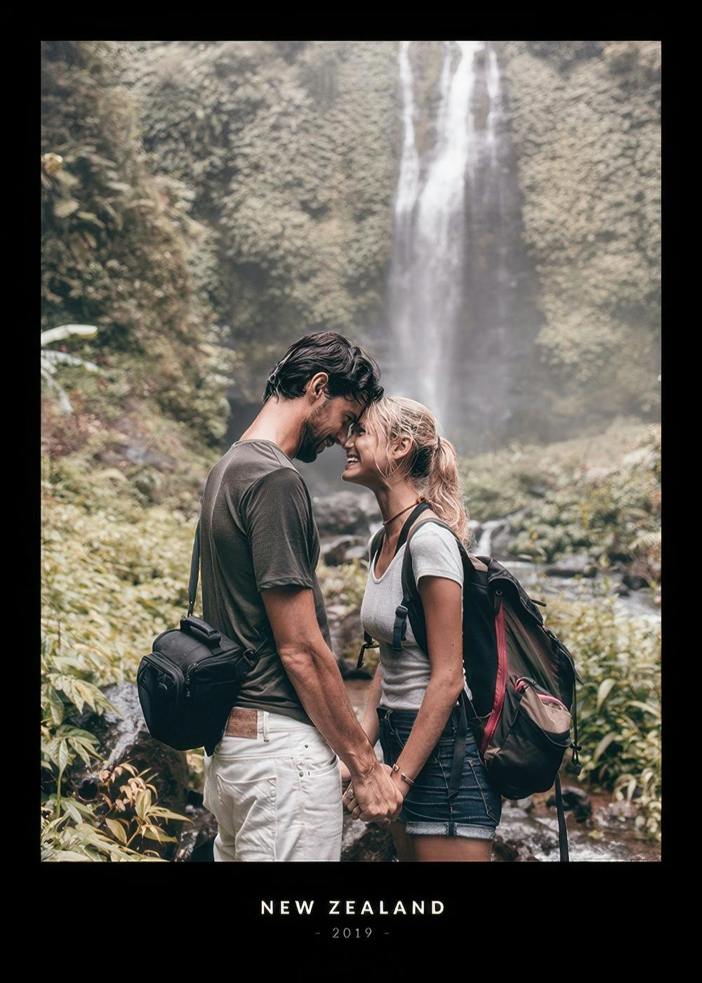 Póster de foto personalizada de pareja sonriente con mochilas frente a una cascada, texto NEW ZEALAND - 2019