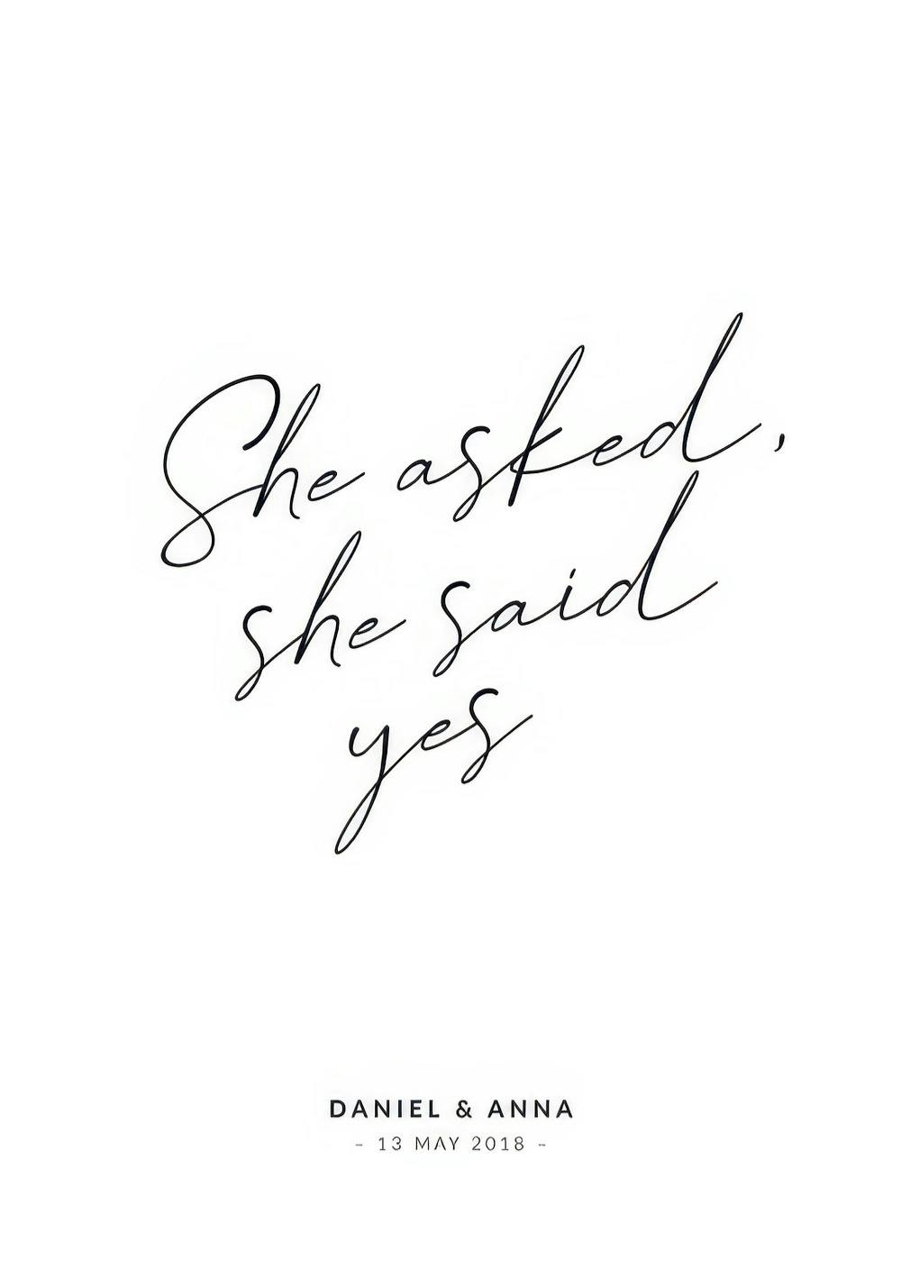 Póster blanco y negro con el texto She asked, she said yes en cursiva, ideal para bodas o parejas. Personalizable con nombres y