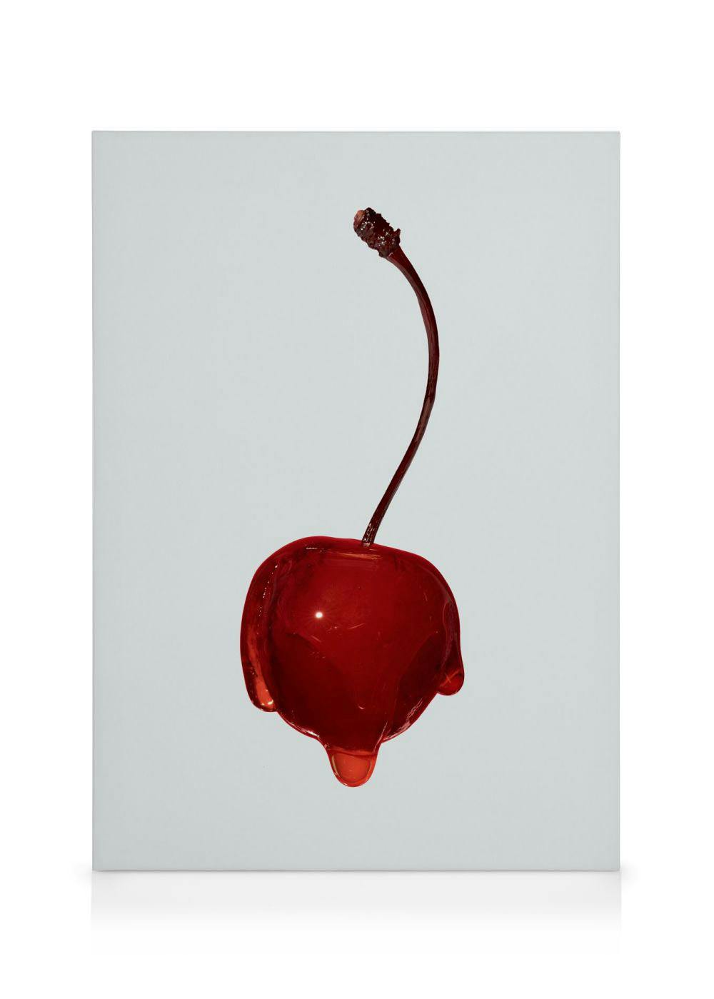 En canvastavla med ett glänsande rött körsbär som ser ut att smälta, mot en ljusgrå bakgrund.