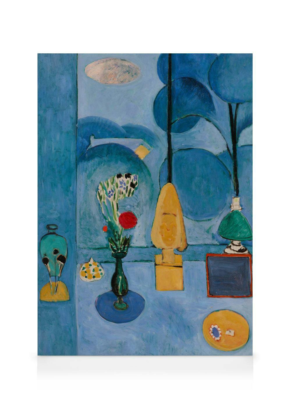 Stampa su tela di un dipinto blu con oggetti stilizzati: un vaso di fiori, una scultura gialla e una lampada verde su un tavolo.