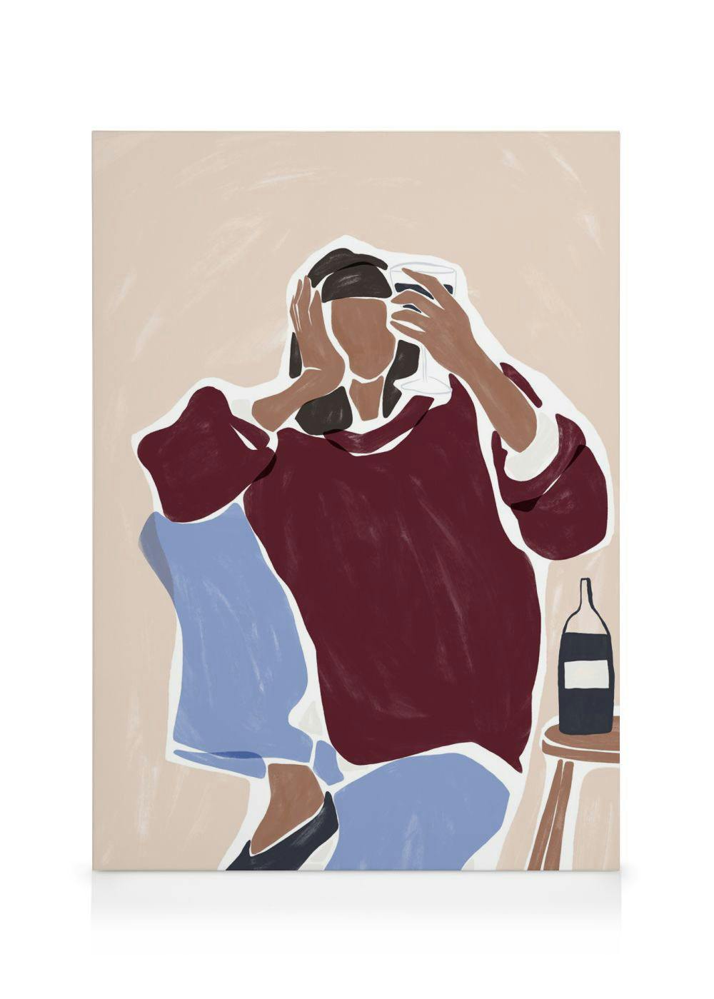 Een canvas met een abstracte afbeelding van een vrouw in een bordeauxrode trui die een glas vasthoudt, met een wijnfles ernaast.