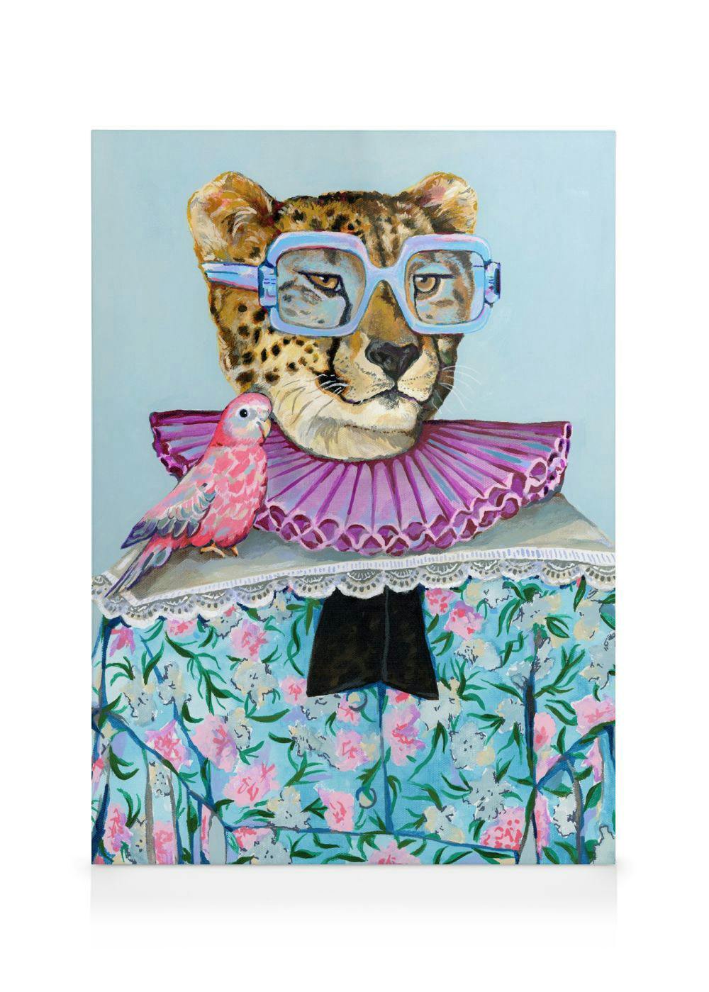 Stampa su tela di un ghepardo con occhiali azzurri, colletto viola e abito floreale rosa e blu, con un uccello rosa sulla spalla