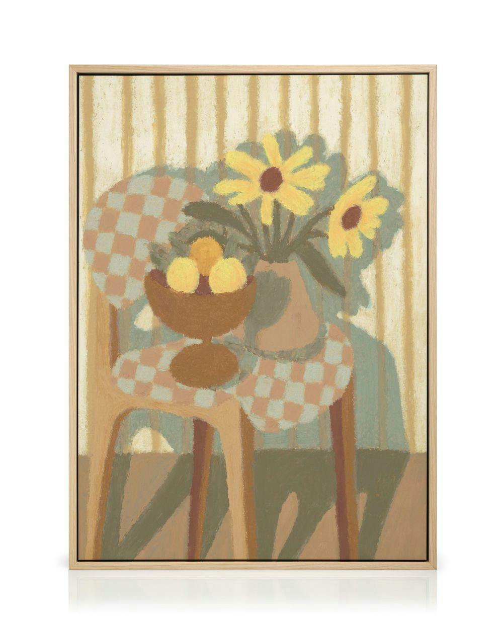 En canvastavla föreställande en stilleben med gula blommor i en vas och frukter i en skål på en stol.