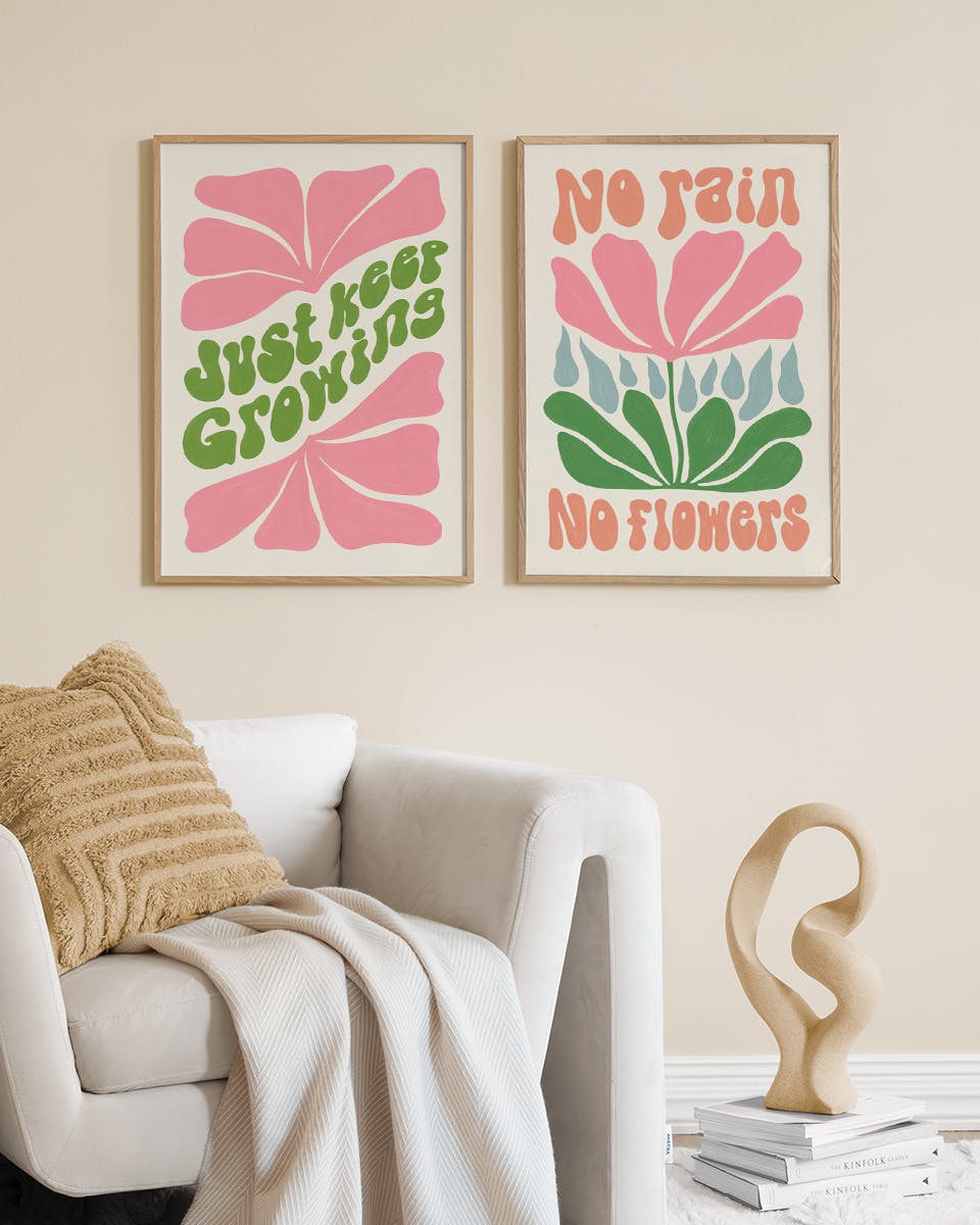To plakater med lyserøde blomster og grønne blade, den ene med teksten Just keep growing, den anden No rain no flowers, hængende