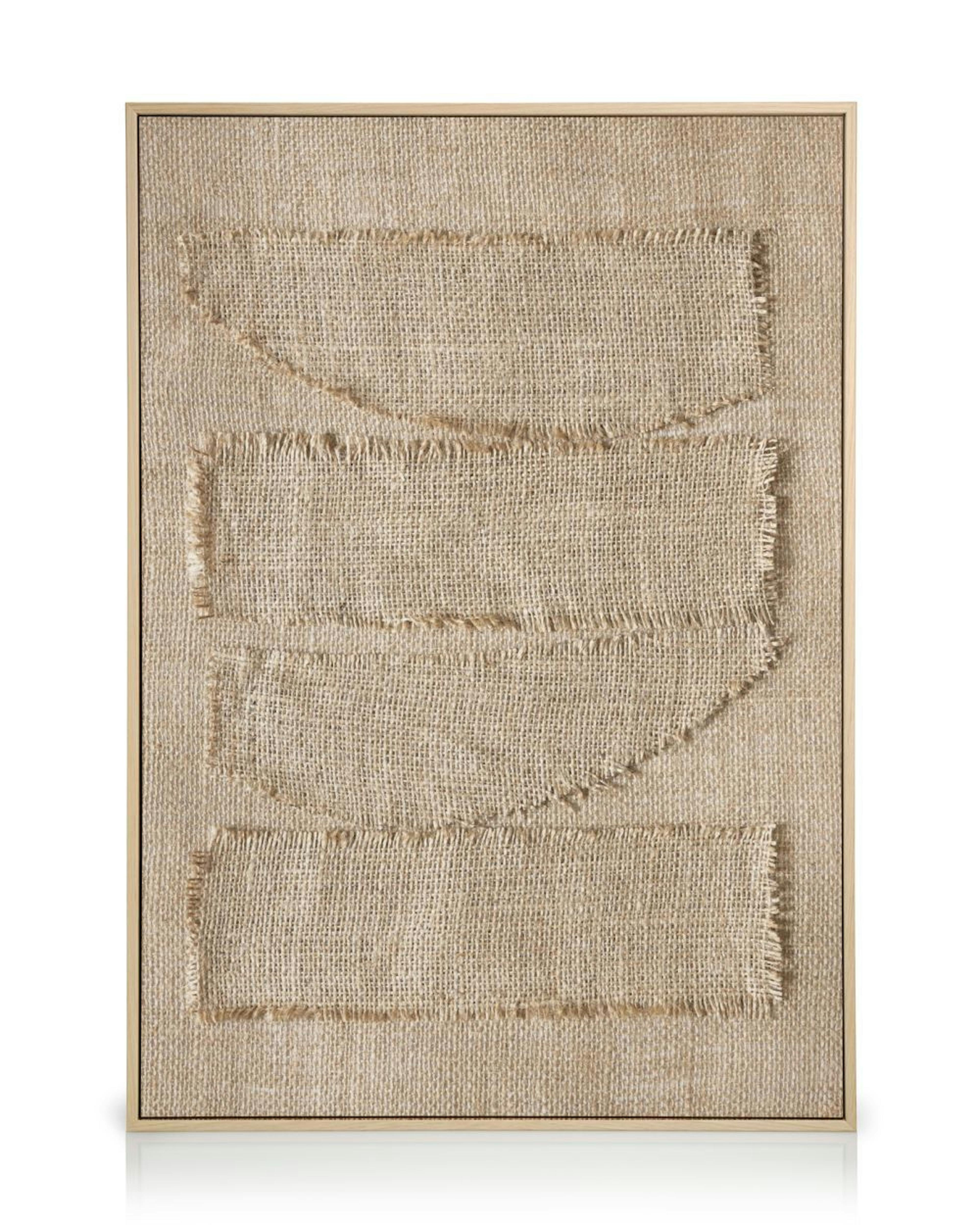 Lienzo con formas geométricas hechas de tela de saco deshilachada sobre un fondo de tela de saco.